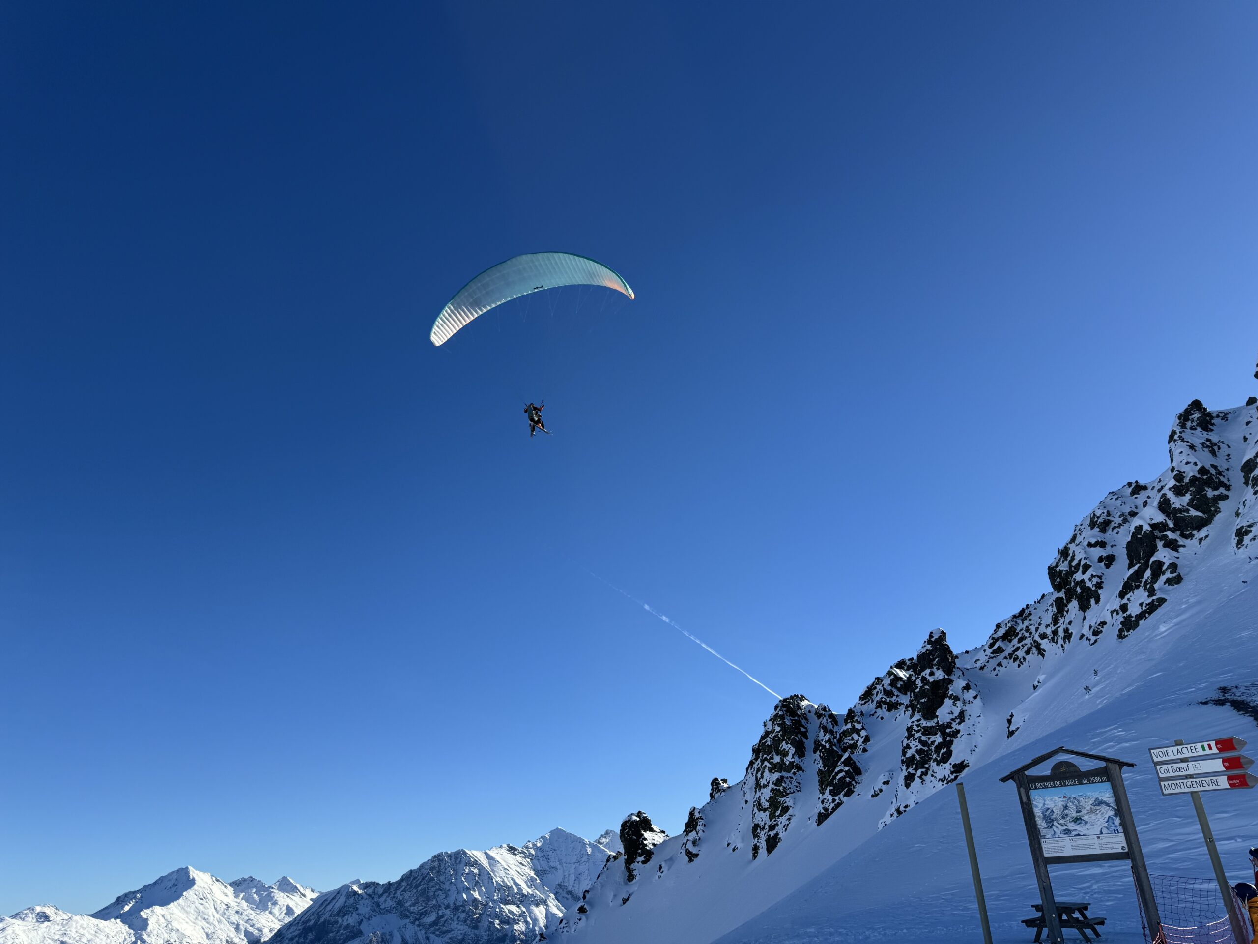 société de Vol en parapente à montgenevre hautes alpes station olympique.jpeg