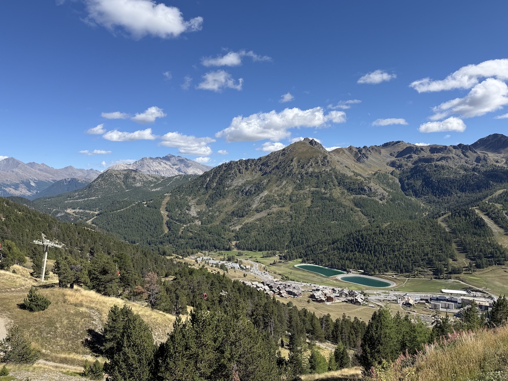 Location d'un grand studio au pied du golf Montgenèvre été