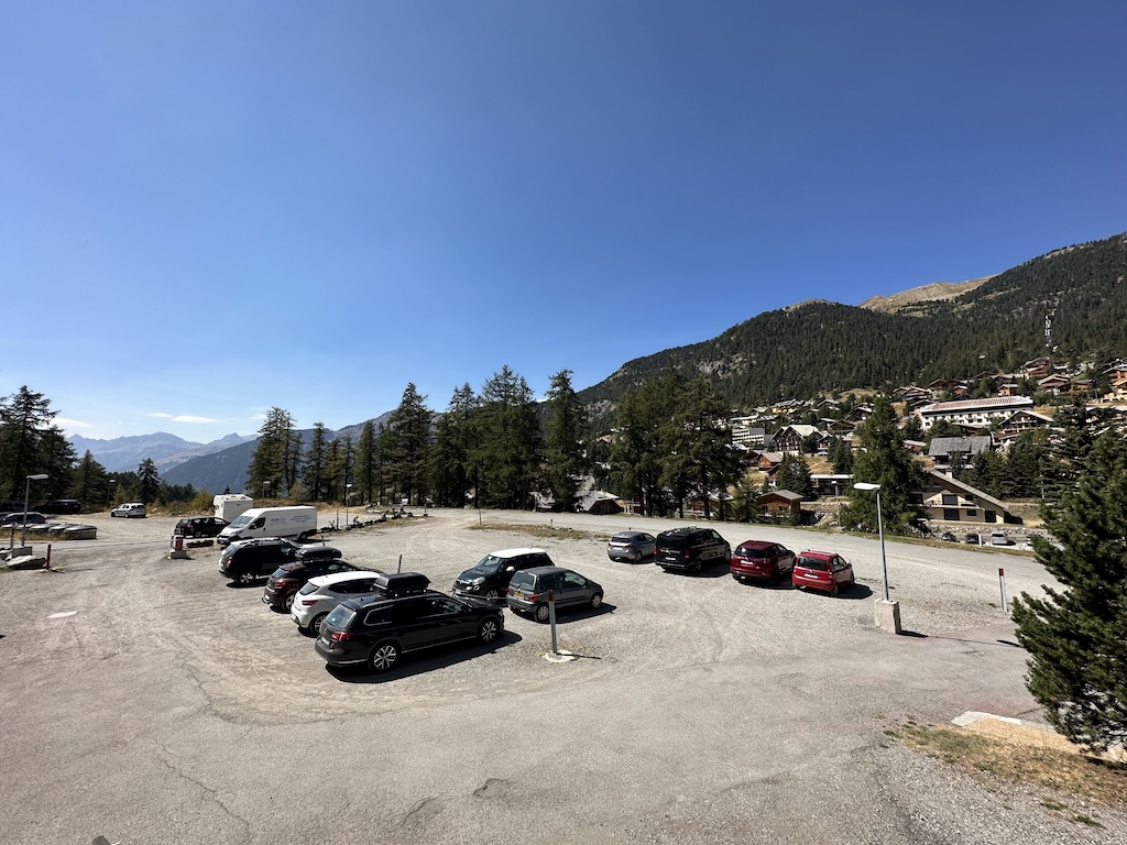 Parking gratuit à Montgenèvre : séjour confortable aux Chalmettes